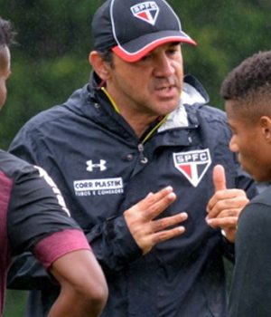 Buffarini ou Wesley na direita? Escale aqui o seu Tricolor para o clássico!