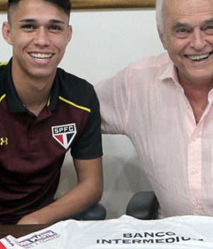 Tricolor “dobra” a multa e se protege do assédio a Luiz Araújo em 2017