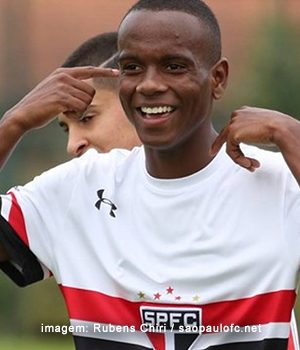 Anota esse nome: Helinho é a melhor promessa da base, desde David Neres