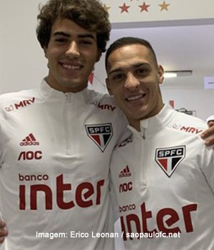 Dupla olímpica treina e fica à disposição para o clássico. Quem deve jogar?