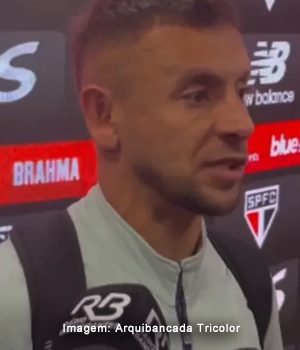 Prestes a renovar, Rafinha deu preleção para os garotos na final da Copa do Brasil