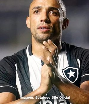 Em fim de contrato, lateral do Botafogo é especulado no São Paulo