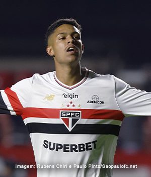 Com média de um gol por jogo, Ryan é o único poupado pela torcida
