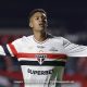 Com média de um gol por jogo, Ryan é o único poupado pela torcida