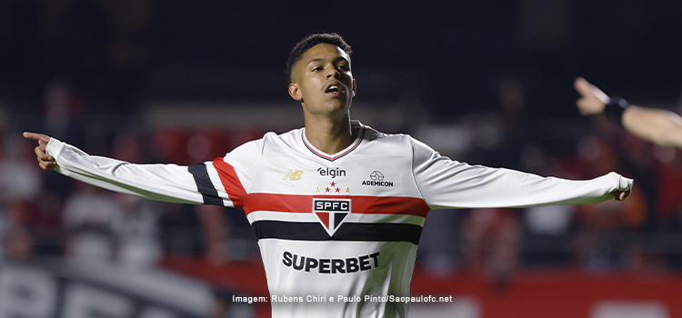 Com média de um gol por jogo, Ryan é o único poupado pela torcida