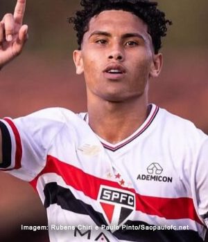 Angelo: jóia pré-vendida ao grupo do Chelsea pode ocupar vaga na lateral direita