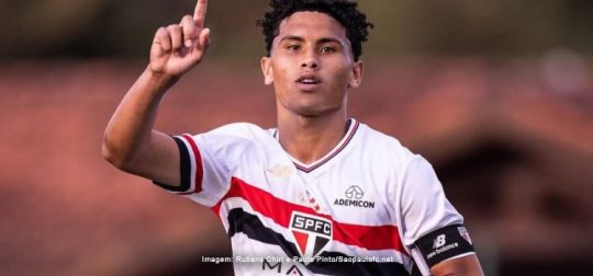 Angelo: jóia pré-vendida ao grupo do Chelsea pode ocupar vaga na lateral direita