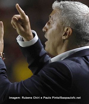 Crespo fala sobre erro de Young, titularidade de Lucas e a reação da equipe