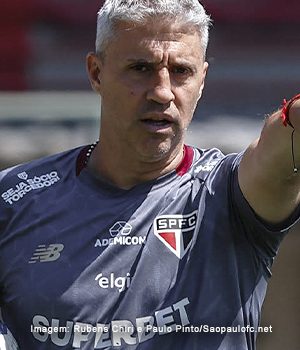 Com suspensos, retornos e reforços, Crespo ensaia opções neste domingo e visando a Libertadores