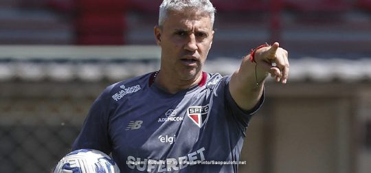 Com suspensos, retornos e reforços, Crespo ensaia opções neste domingo e visando a Libertadores