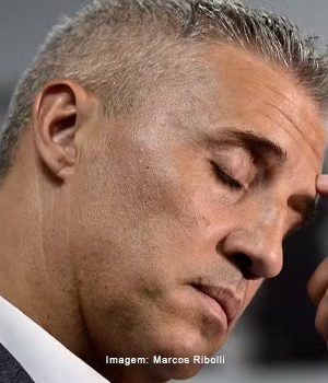 “Extrair mais?” Crespo rebate repórter e é sincero em relação ao desempenho em campo