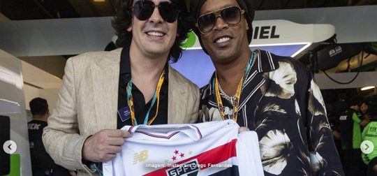 Diego Fernandes tira foto com Ronaldinho Gaúcho e promete mudanças no São Paulo: “vamos ver!”