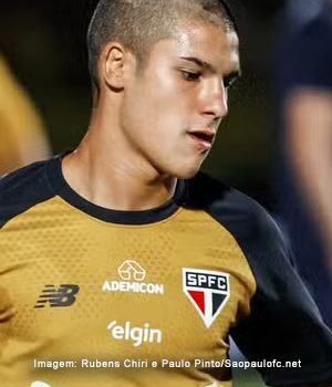 São Paulo reajusta salário e estica contrato de grande promessa da base