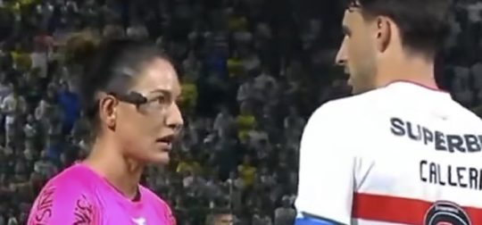 Prepotência de Daiane Muniz ofuscou mais um péssimo trabalho do VAR