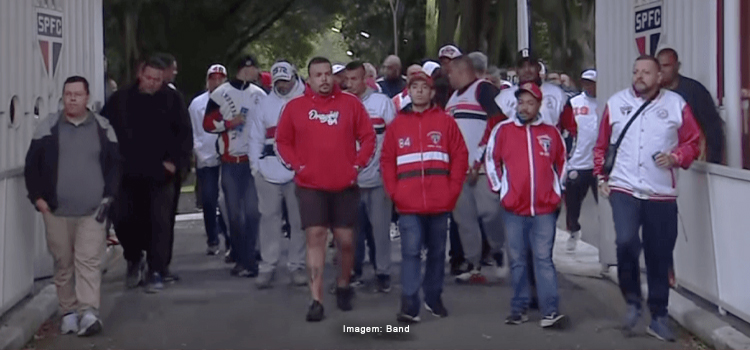 São Paulo enfrenta crise e recebe torcidas organizadas em busca de apoio